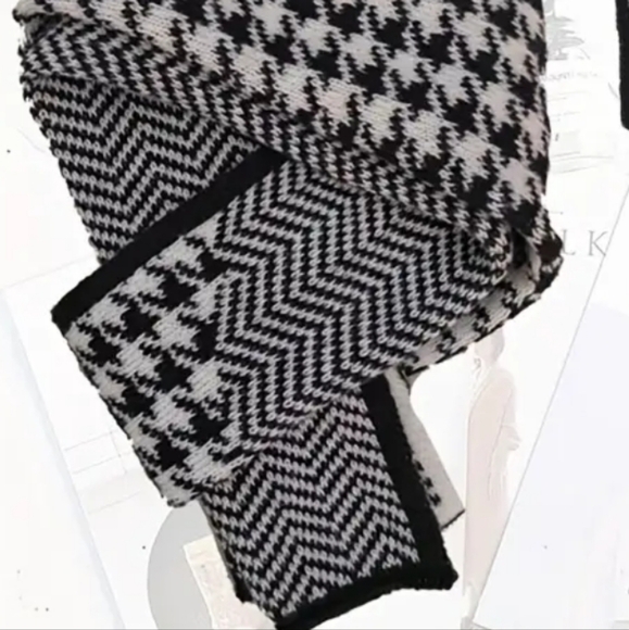 NEW! Black & White Scarf - BTQ - Picture 5 of 6